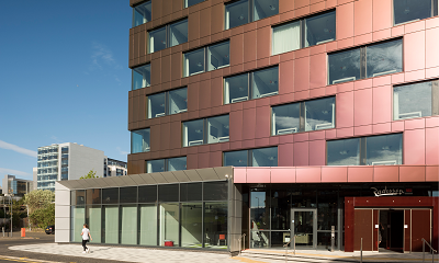 Schillernd rote Fassade macht Luxushotel Radisson Red zum Blickfang - montiert mit SX3